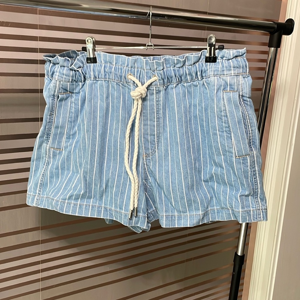 Loft size large indigo stripe high rise denim pull on shorts with elastic waist